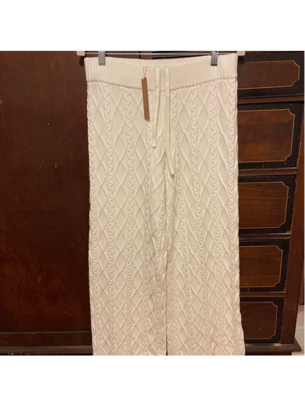 Skims NWT Snow Bunny Cable Knit Straight Leg pants Small
Snowed in, styled up